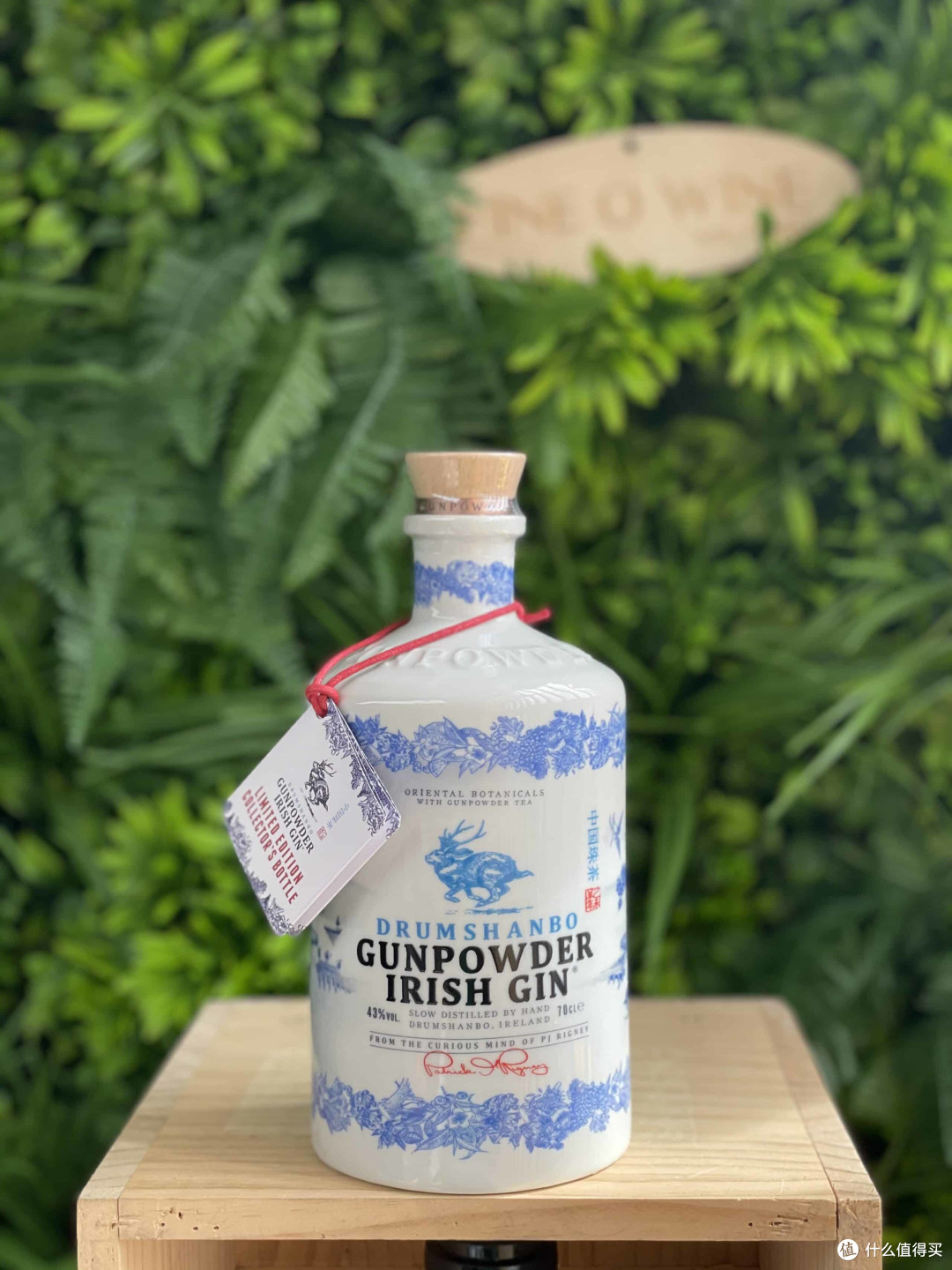 这瓶金酒把“世界”装进了景德镇白瓷里！