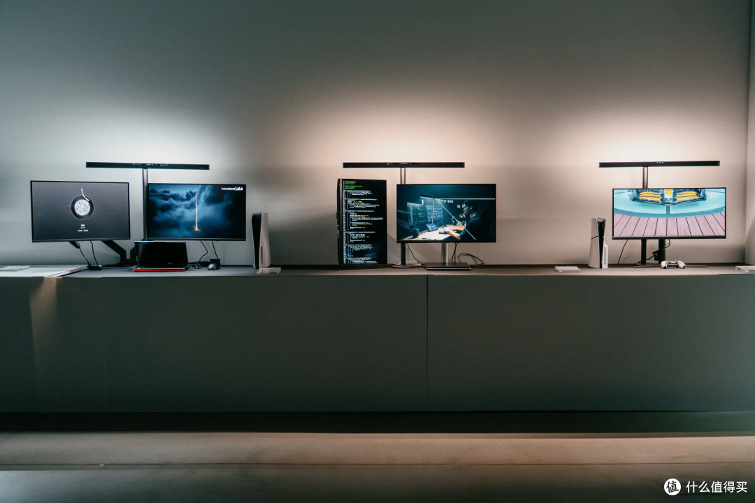发布会上展示了 ScreenBar Max 对不同类型桌面的包容性