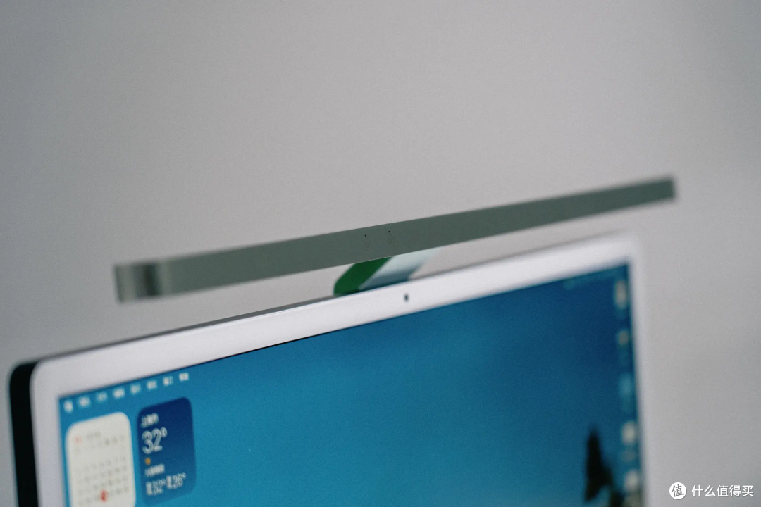 iScreenBar 采用了与 iMac 近乎一致的设计语言