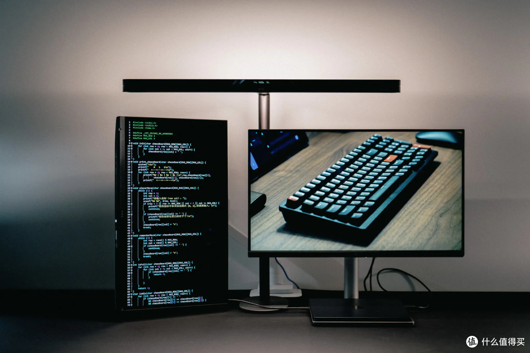 ScreenBar Max 提供了简约但广域的照明范围