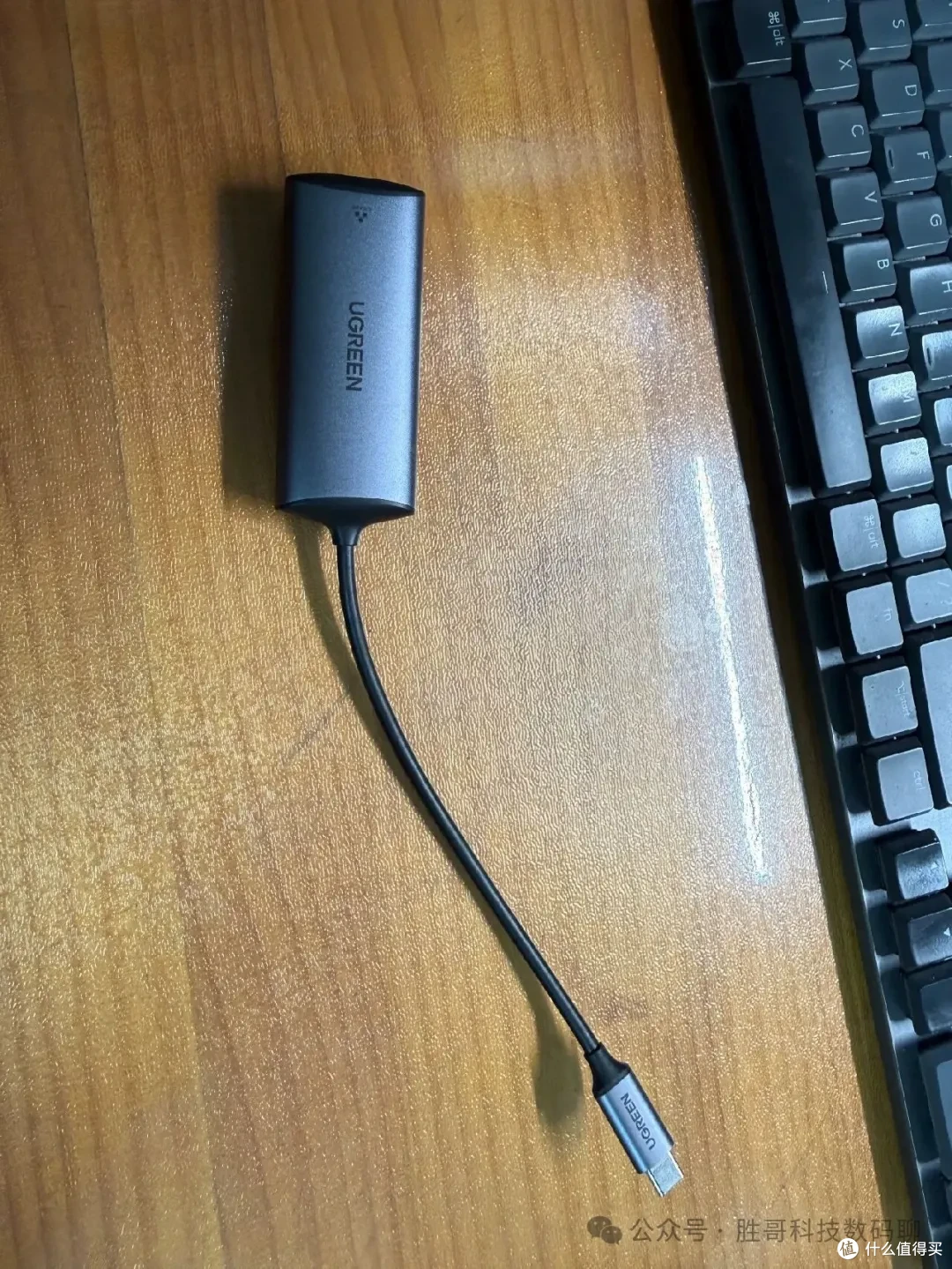 绿联 UGREEN USB-C 转 2.5G 网口适配器实拍，插电脑 USB-C 口即可给 NAS 提速