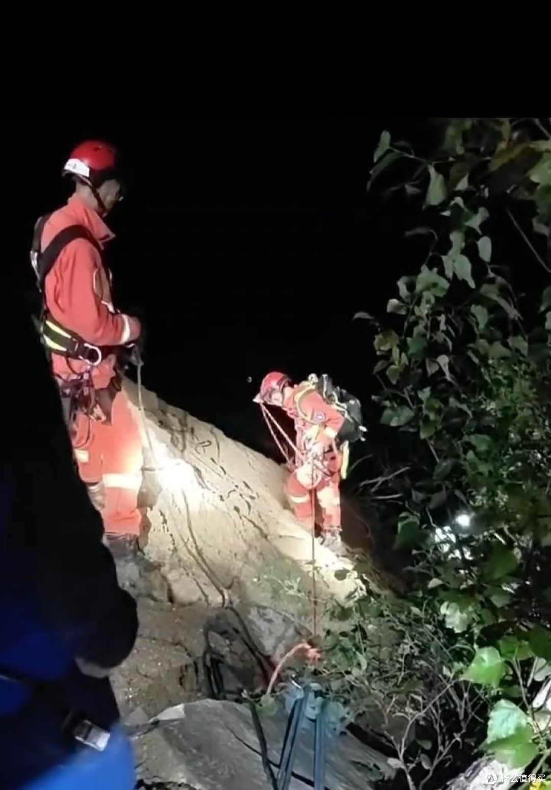 山野备忘录|凌晨两点,救援队员系着绳子,下到五台山悬崖底去接他