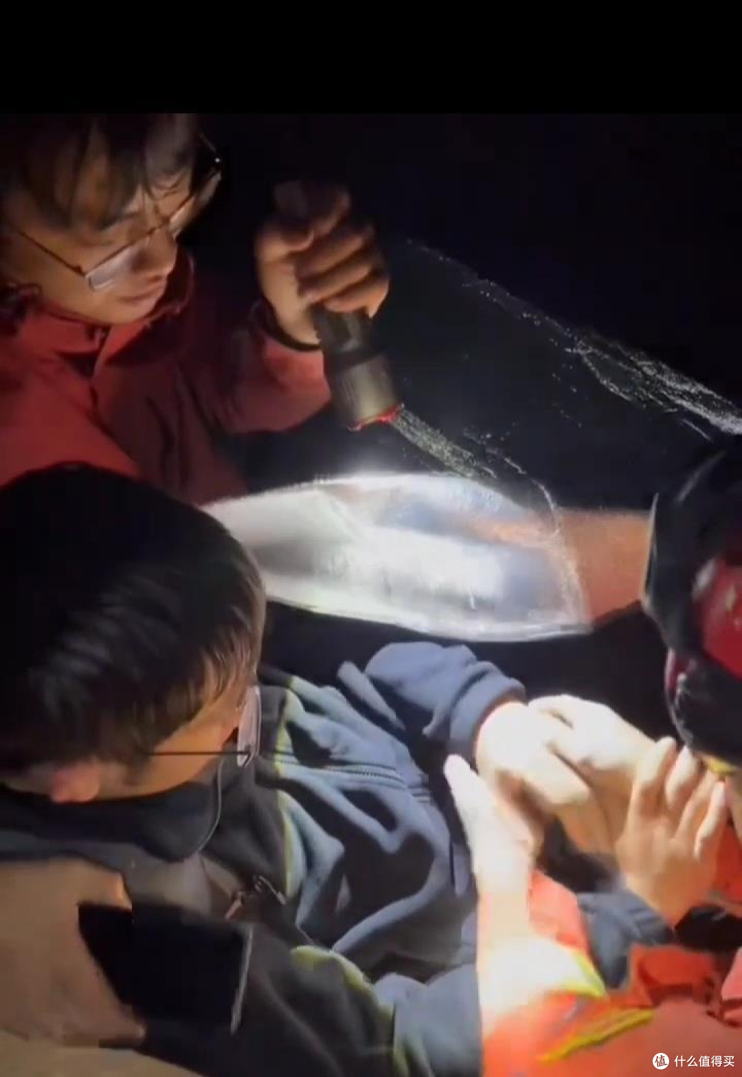 山野备忘录|凌晨两点,救援队员系着绳子,下到五台山悬崖底去接他