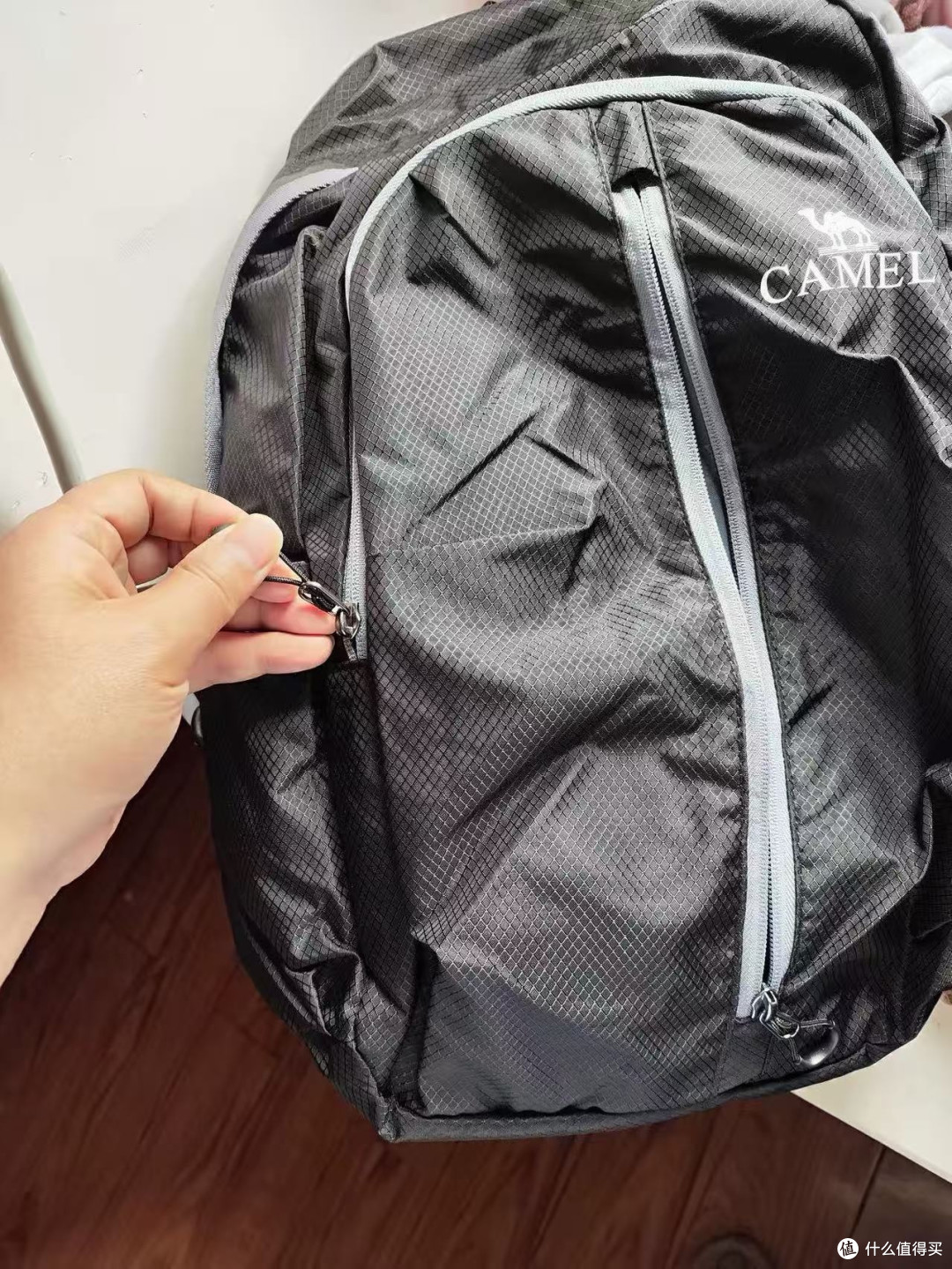 大学生本命书包！骆驼这只双肩包装得下整个世界