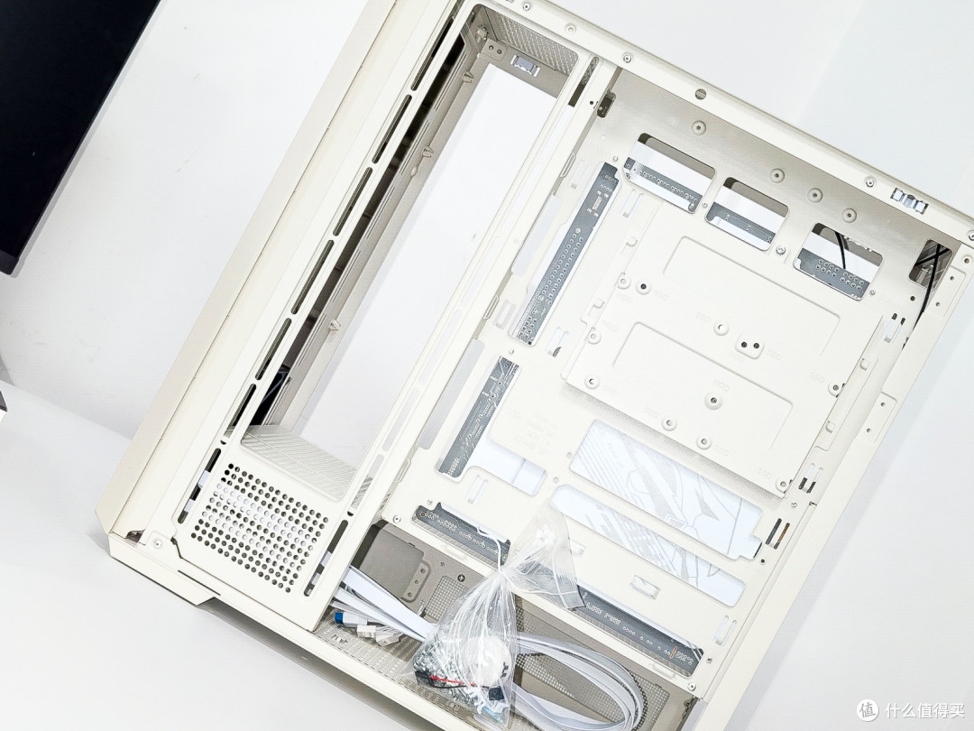情怀与性能全都要!Tt复古机箱+6寸大屏水冷+白金牌电源装机实测
