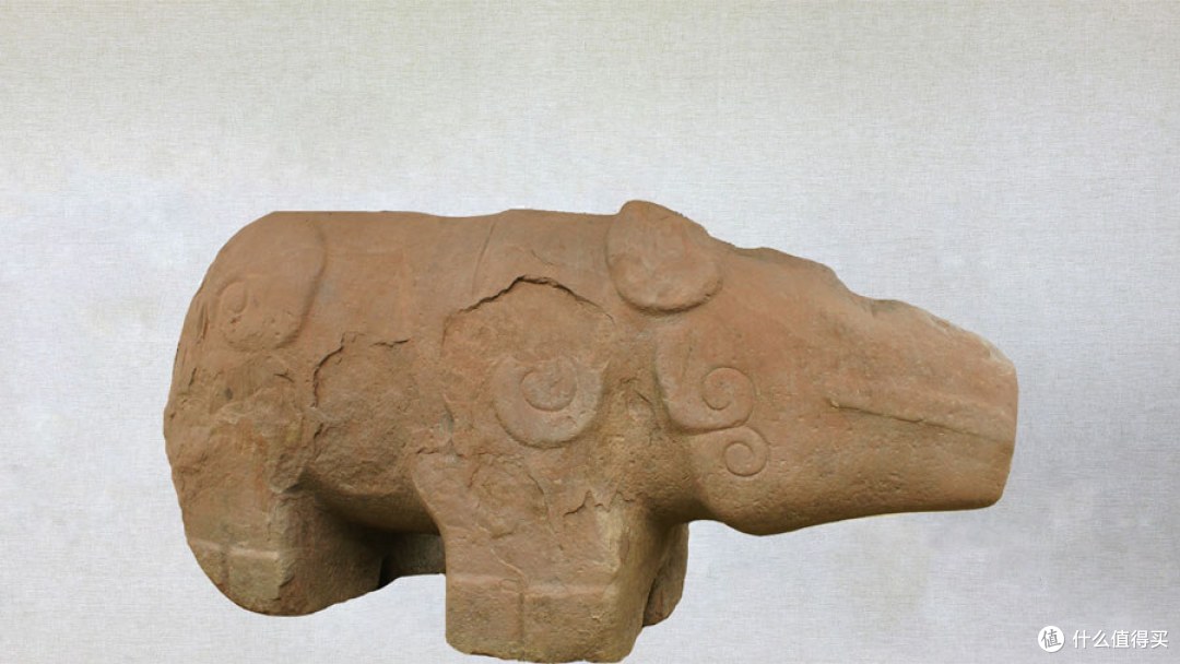 成都博物馆藏镇水石犀，战国晚期至汉，2012 年出土于成都天府广场东北侧。图片来源：成都博物馆官网。