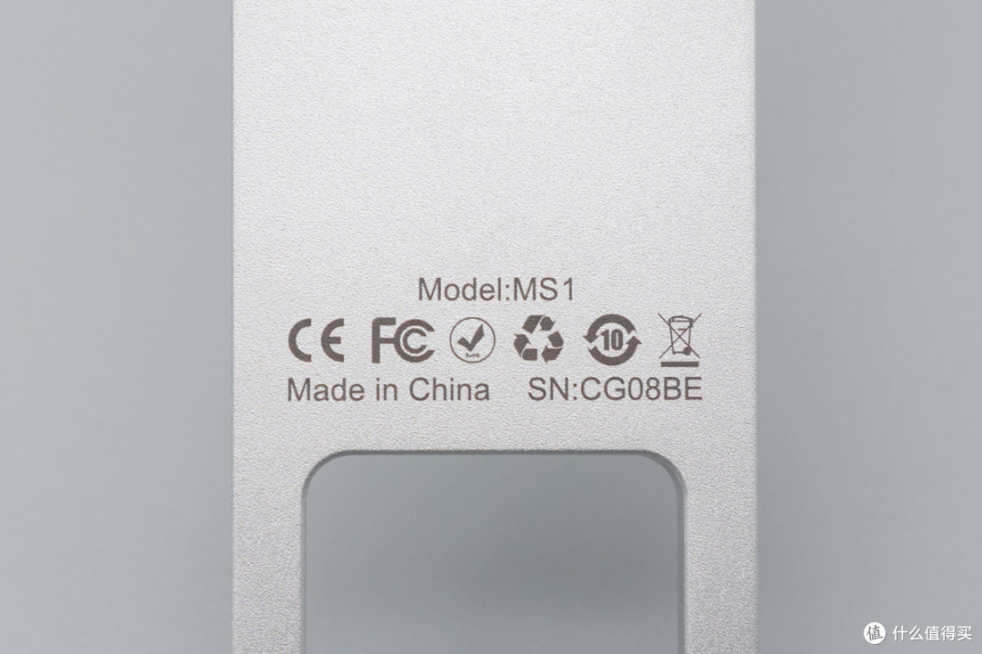 iPhone升级8TB大内存！阿卡西斯磁吸硬盘盒手机支架评测