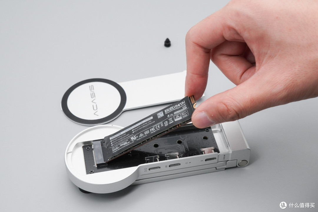 iPhone升级8TB大内存！阿卡西斯磁吸硬盘盒手机支架评测