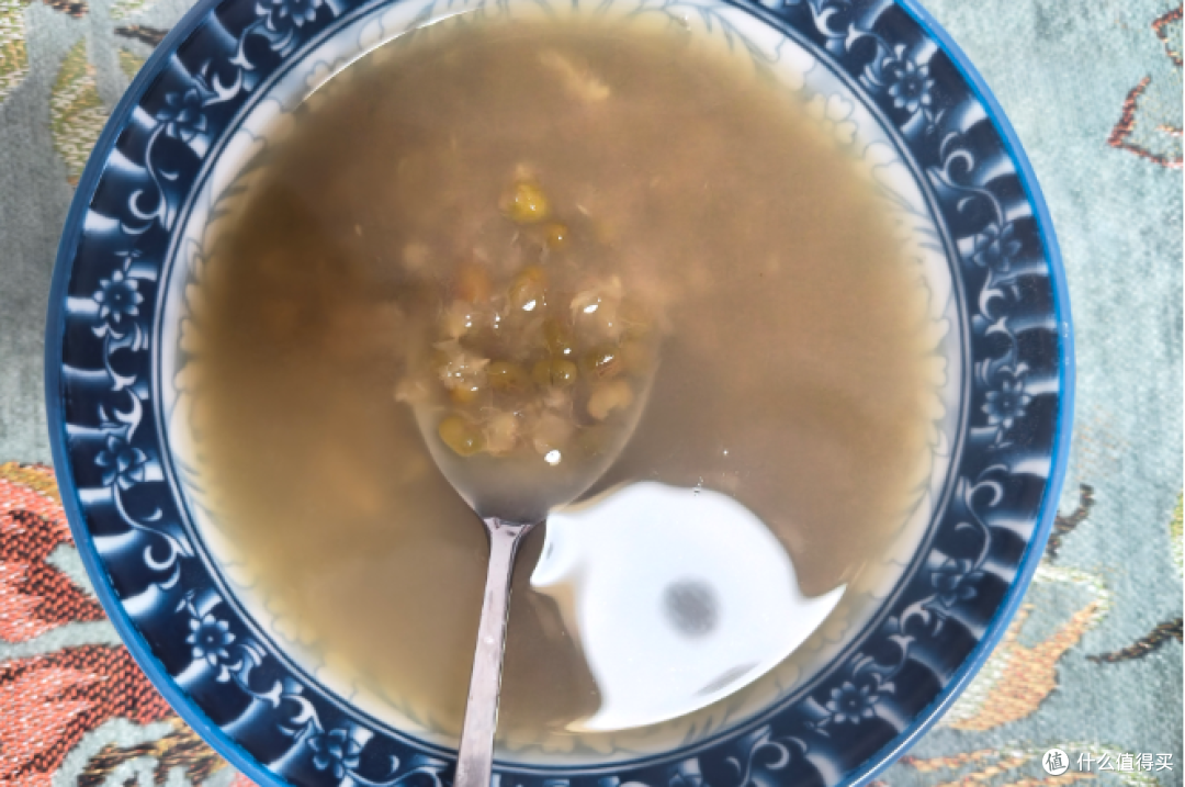 午饭简简单单，一碗绿豆汤喝得透心凉
