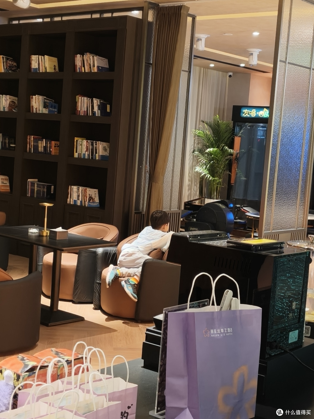这里来到了酒店，已经是晚上接近8点多了