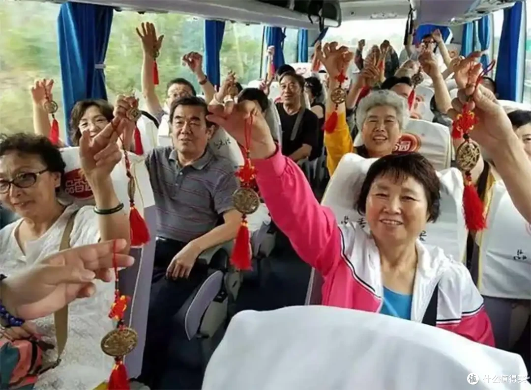 百十元的老年旅游团，包吃住还送好几斤鸡蛋，用什么赚钱？