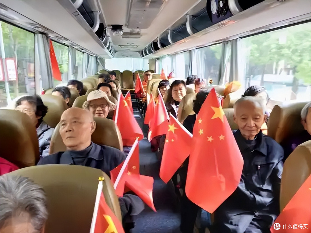 百十元的老年旅游团，包吃住还送好几斤鸡蛋，用什么赚钱？