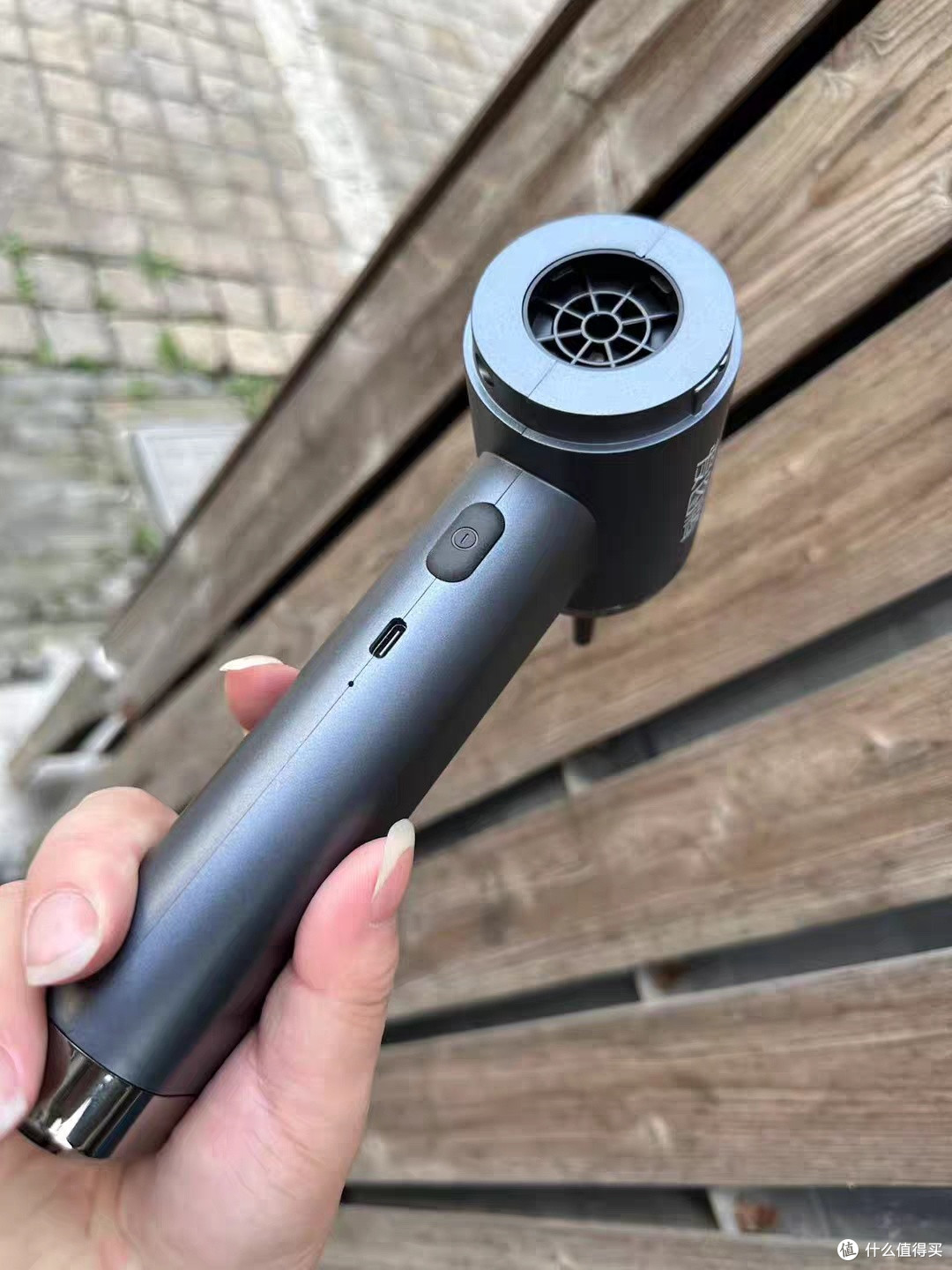 续航抗打不费劲!全车清洁一遍还剩大半电