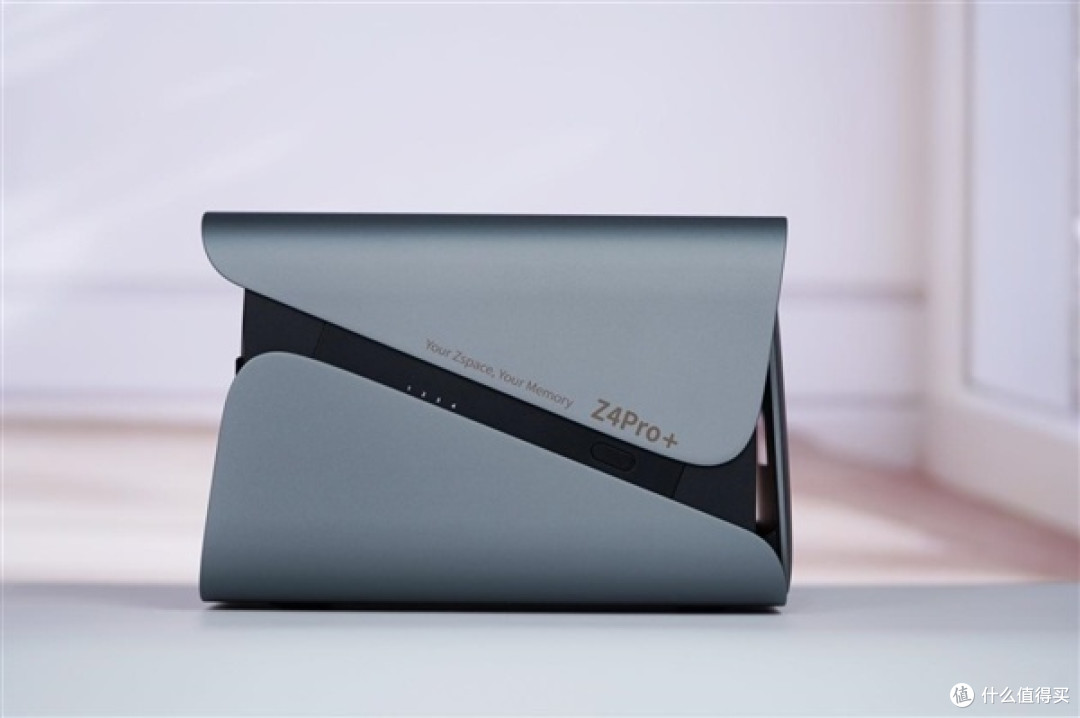 极空间Z4Pro+ vs 群晖DS725neo+|家用NAS入门怎么选