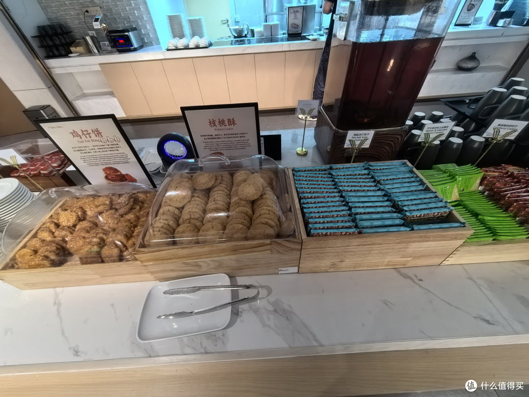 子的零食小吃有广式特色的鸡仔饼、核桃酥，还有一些饼干