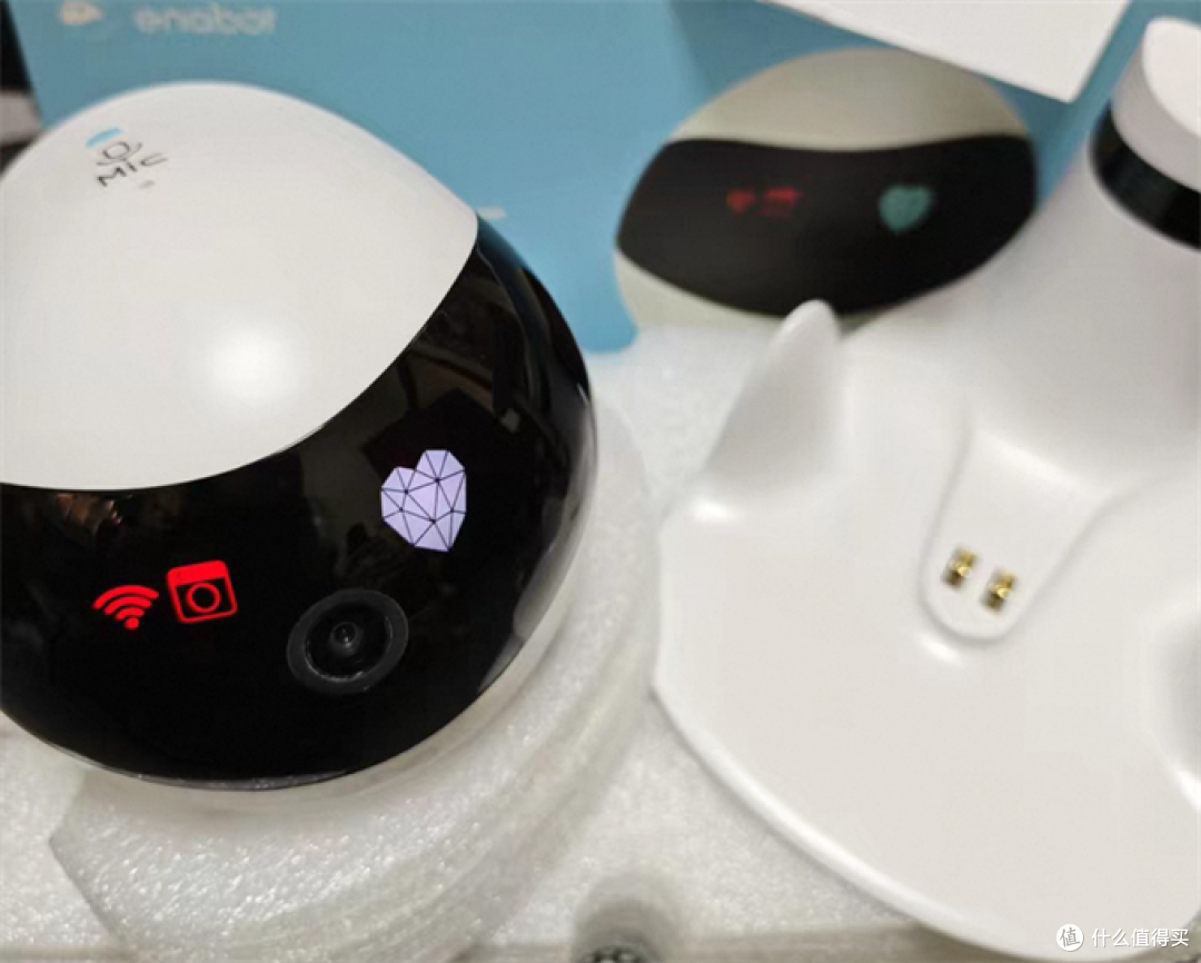 三百多的网红全屋移动的智能陪伴机器人，1080P星光夜视高清摄像头，双向语音，自动巡航，自动充电