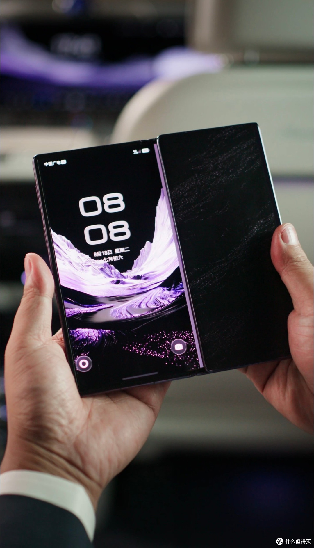 真机首曝!华为Mate XT 2 非凡大师换了新折法!
