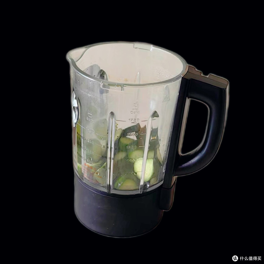 下班回家，我花7块钱打了两杯黄瓜汁，比奶茶店香多了～