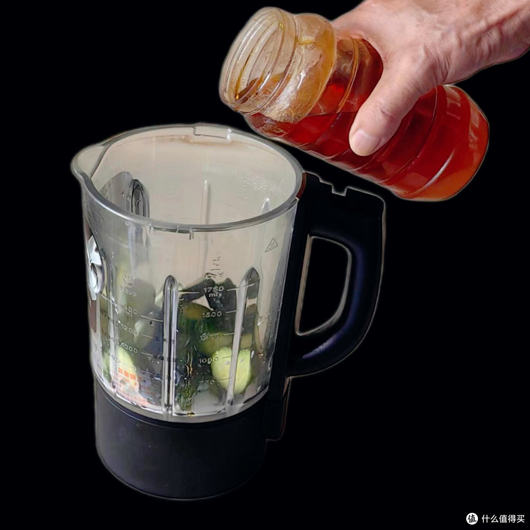 下班回家，我花7块钱打了两杯黄瓜汁，比奶茶店香多了～