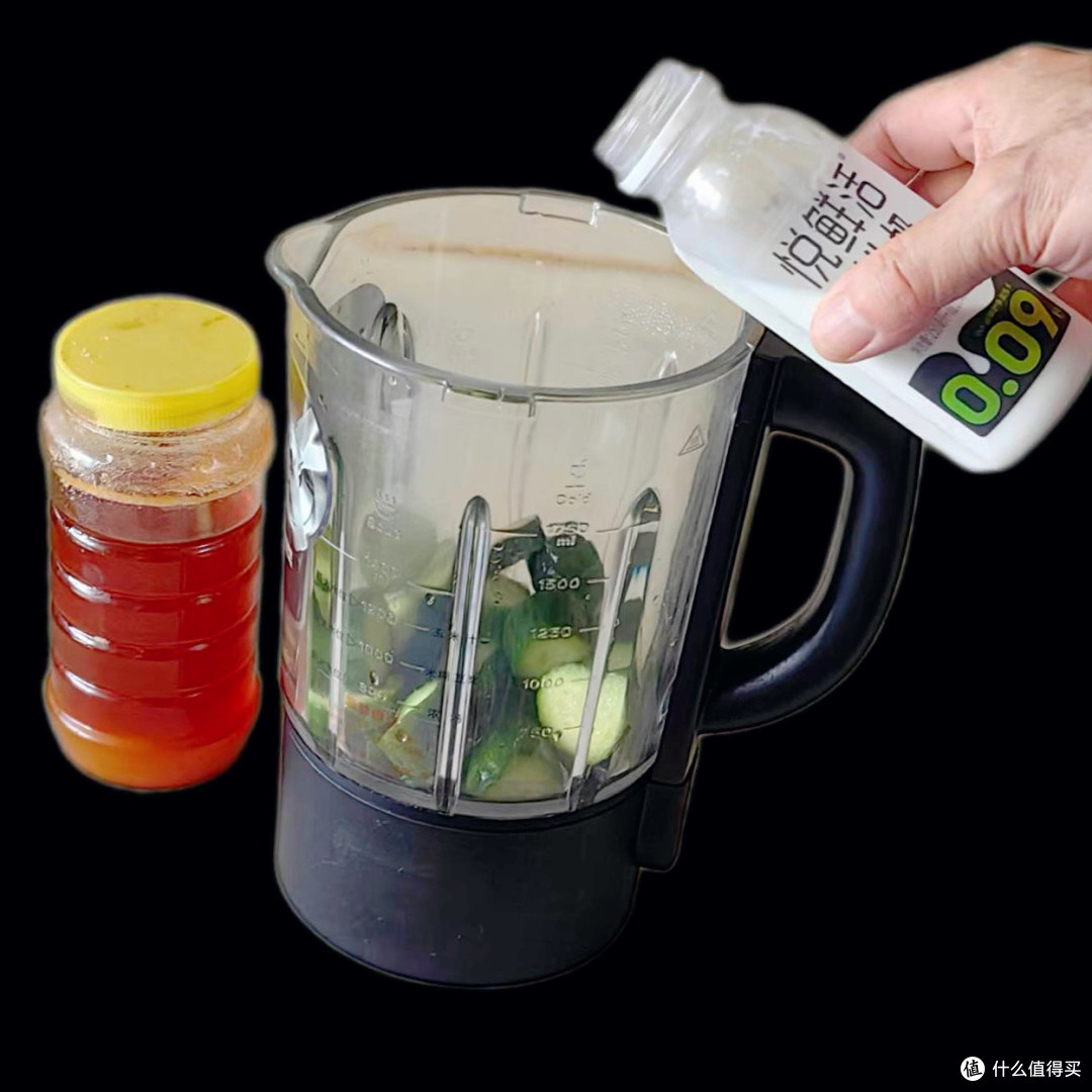 下班回家，我花7块钱打了两杯黄瓜汁，比奶茶店香多了～