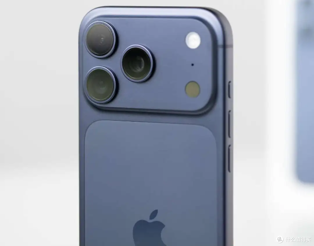 差价2400元!iPhone 17 Pro Max跌至8599元,对比18ProMax谁更值