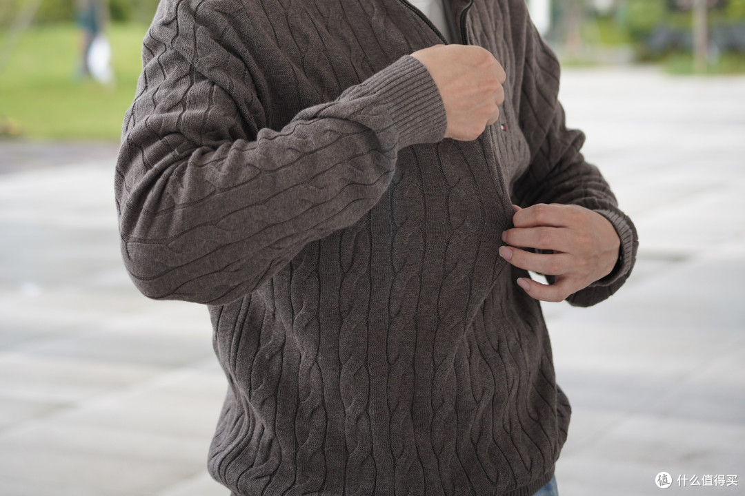 秋天买衣服，别急着买厚的：真正难穿的是一天有四种温度