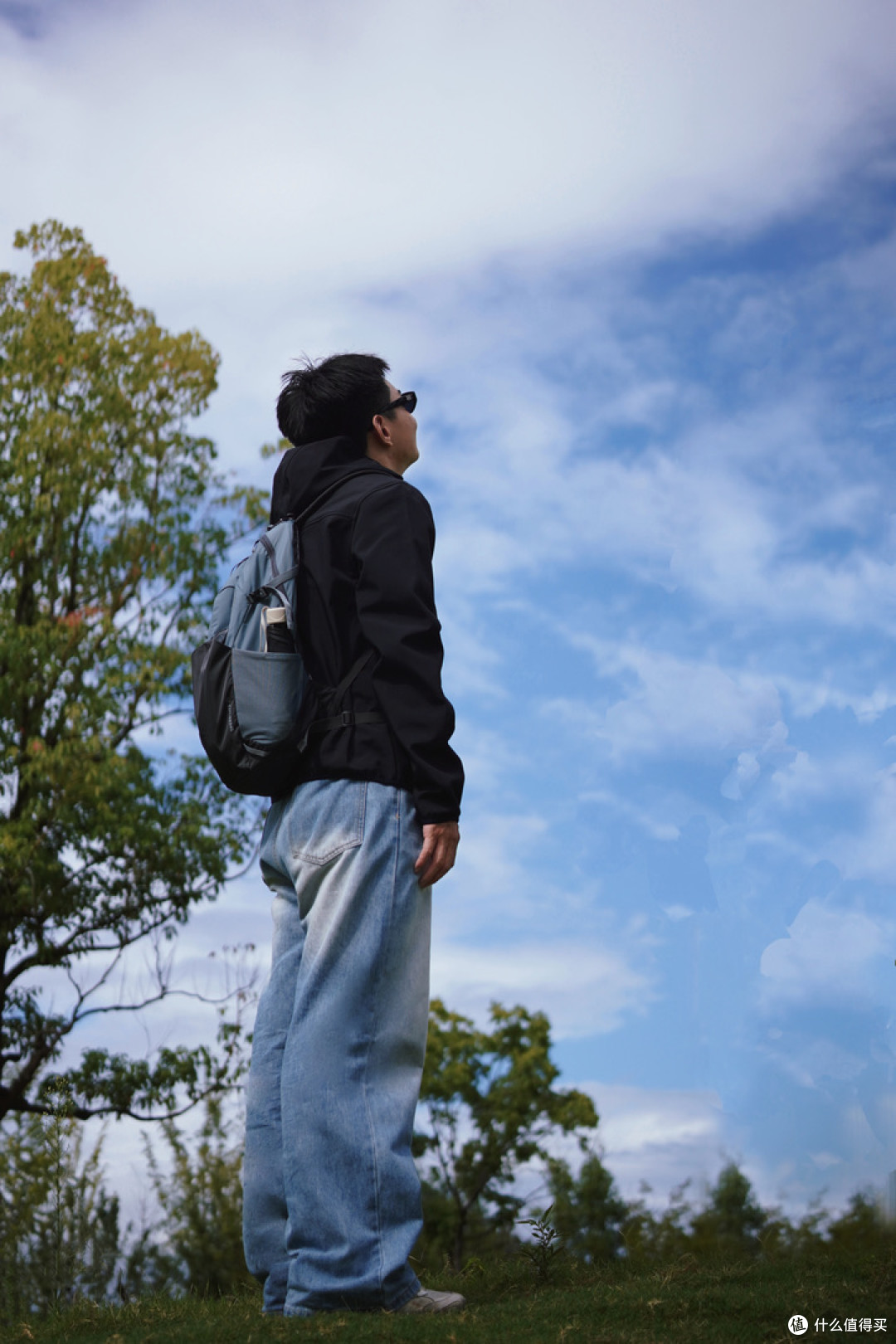 秋天买衣服，别急着买厚的：真正难穿的是一天有四种温度