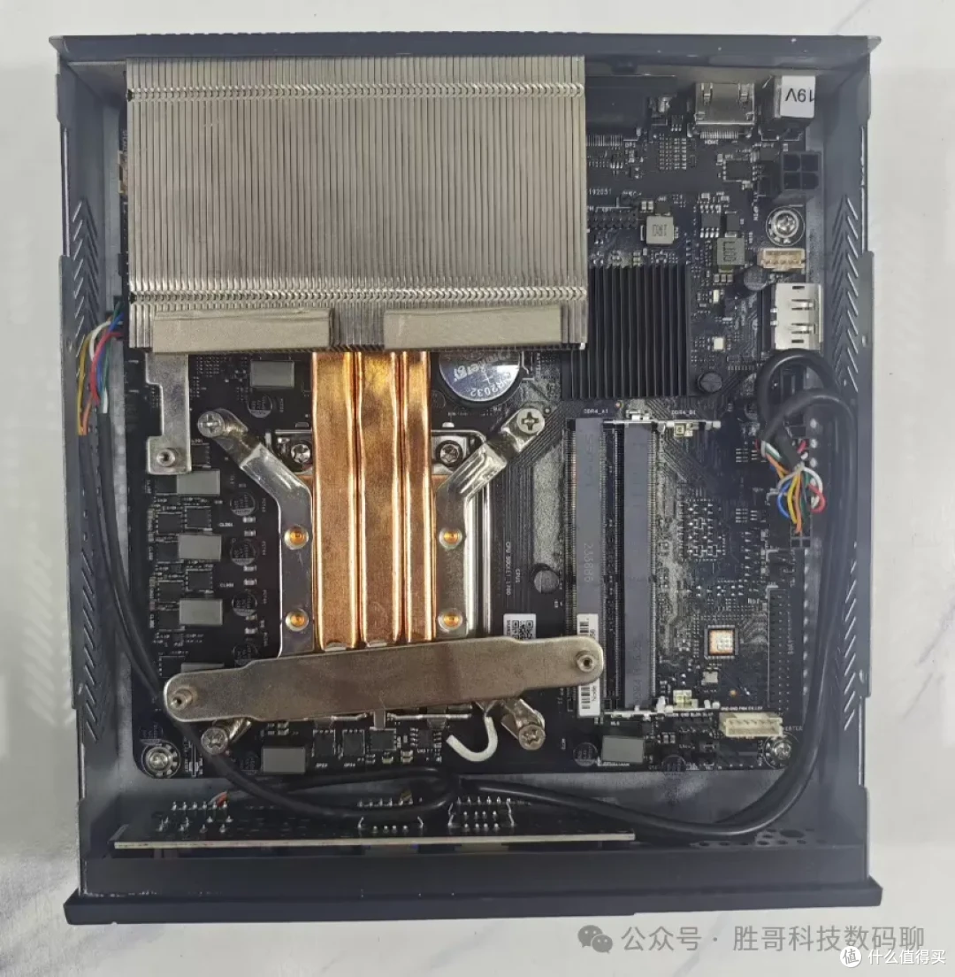 内部俯视图：散热鳍片 + 主板 + 2 个笔记本 DDR4 内存槽 + 2 个 SATA 口