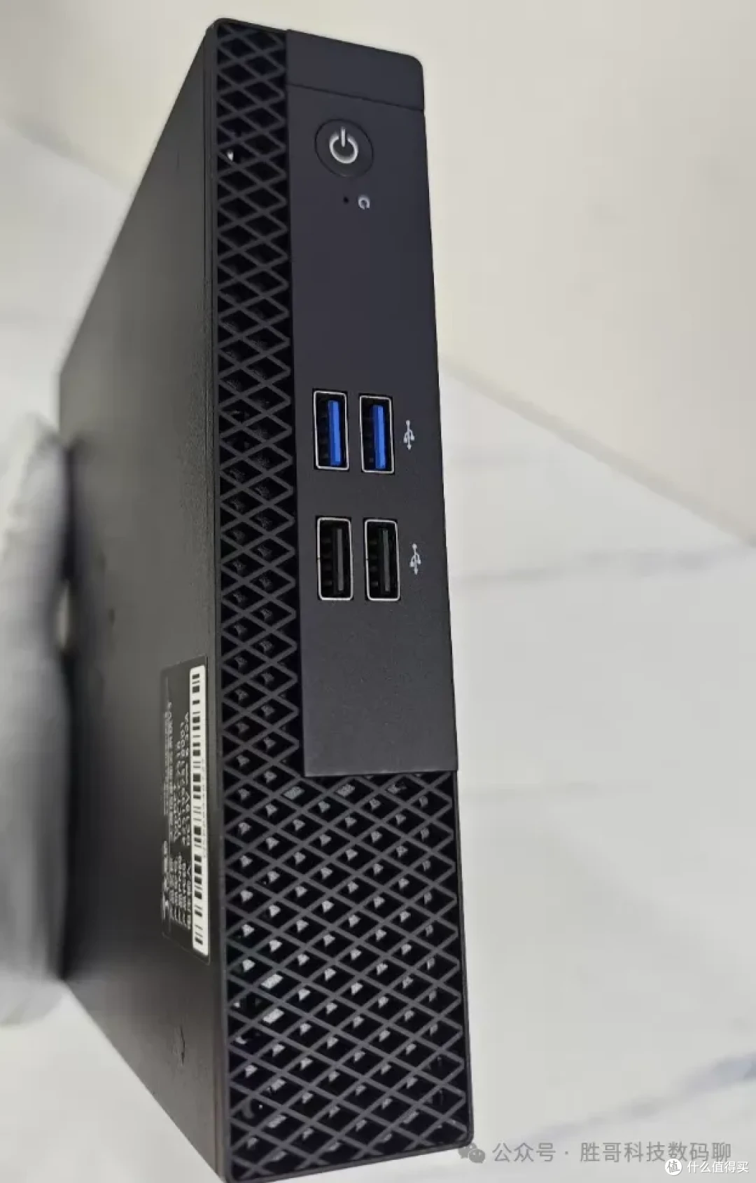 黑色菱形网孔机箱前脸，4 个 USB 接口 + 电源按钮