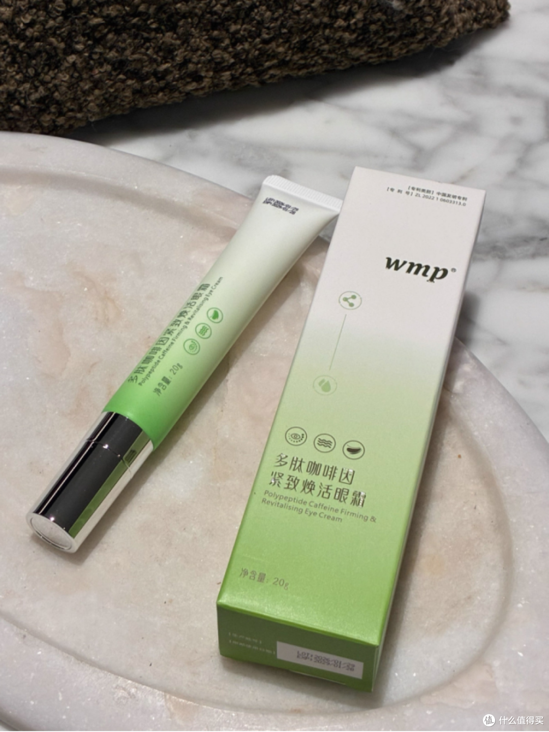 眼角干纹加浮肿怎么顾?40岁熟龄干皮4款抗皱眼霜按场景亲测