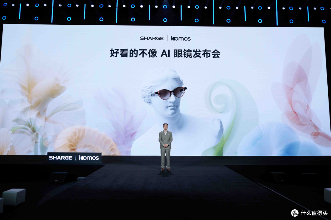 钛合金双芯极速换电,闪极loomos L1 AI眼镜发布,探索技术新路线