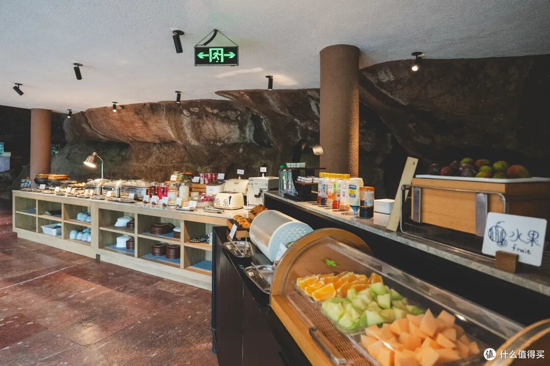 太超前了!贵州人把酒店开进了瀑布后面的岩洞里