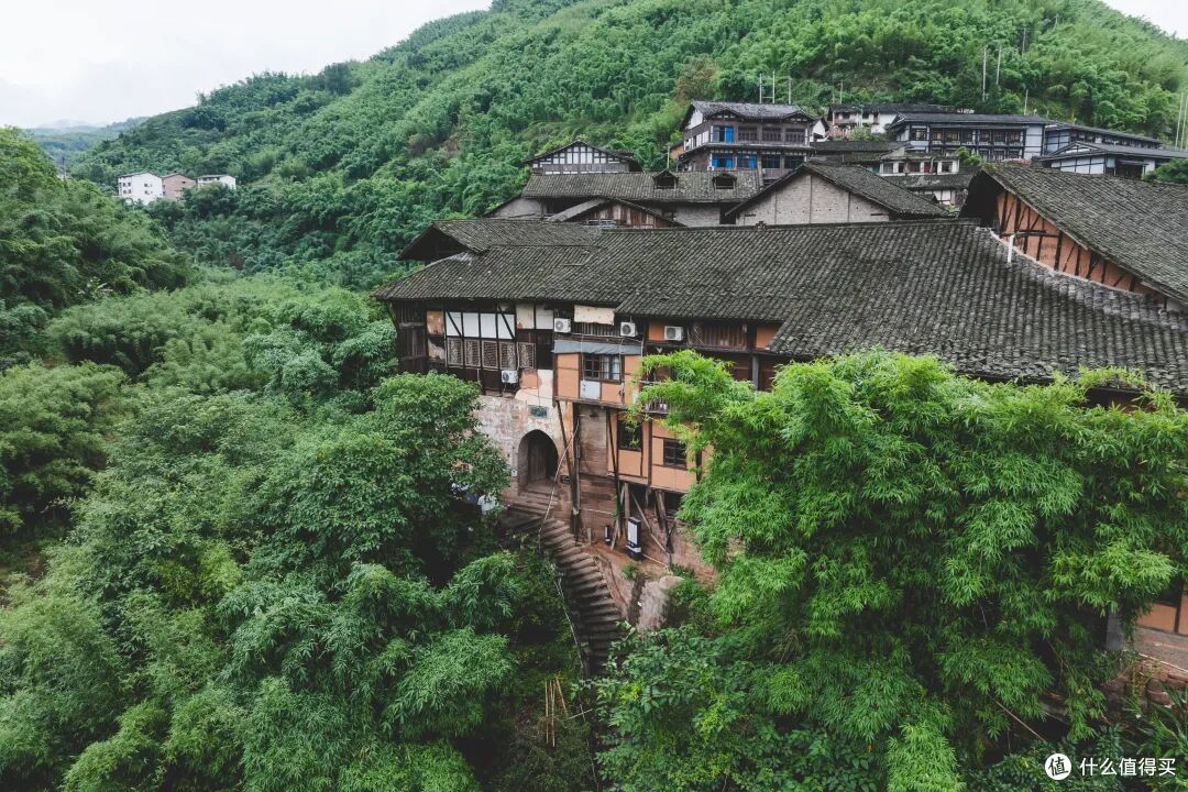 太超前了!贵州人把酒店开进了瀑布后面的岩洞里