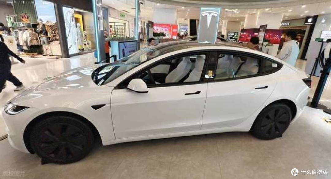 特斯拉平价版Model 3曝光！大幅减配，氛围灯、座椅加热全砍掉