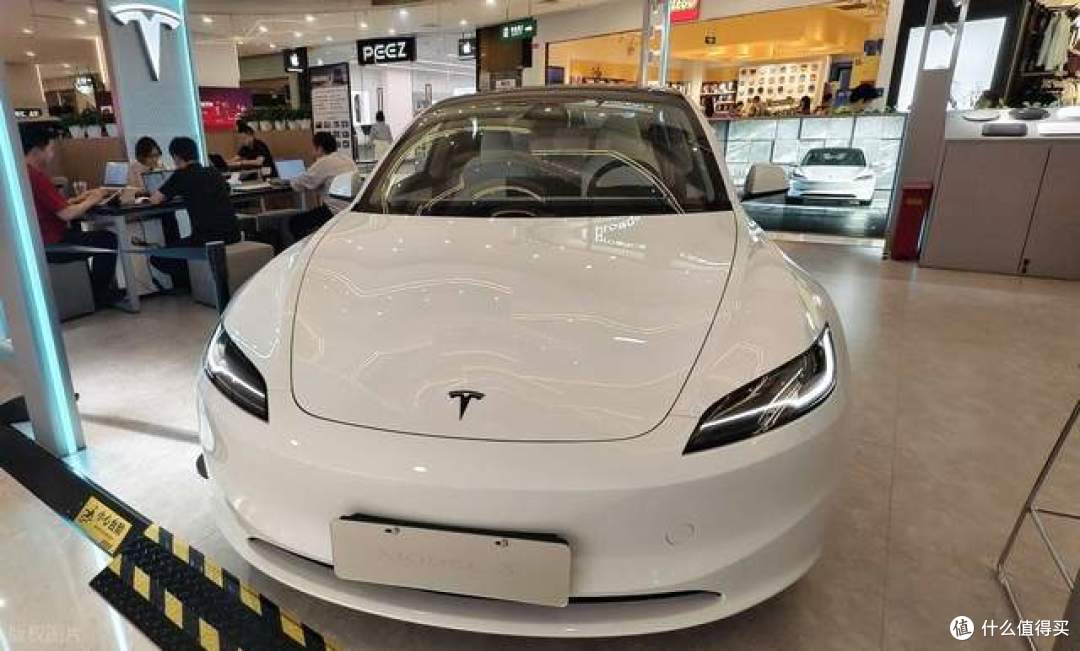 特斯拉平价版Model 3曝光！大幅减配，氛围灯、座椅加热全砍掉