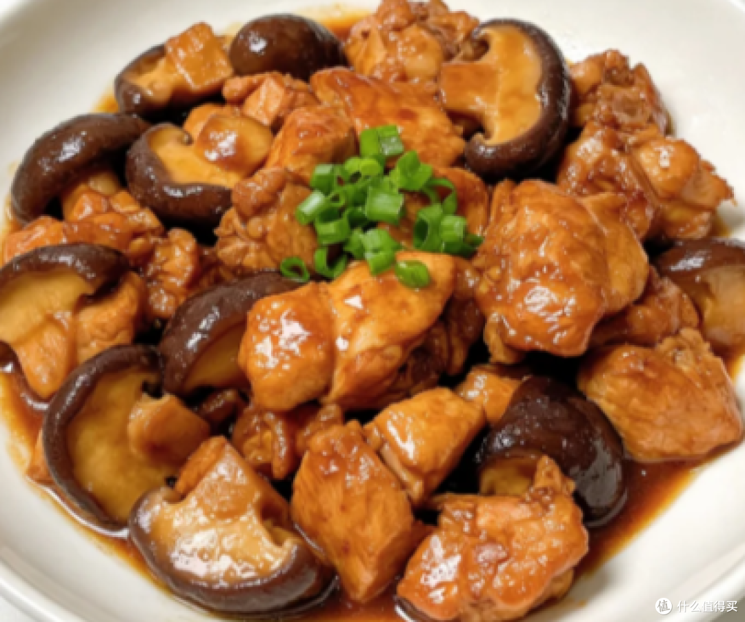 香菇滑鸡上锅蒸制，锁住肉汁口感鲜嫩不发干