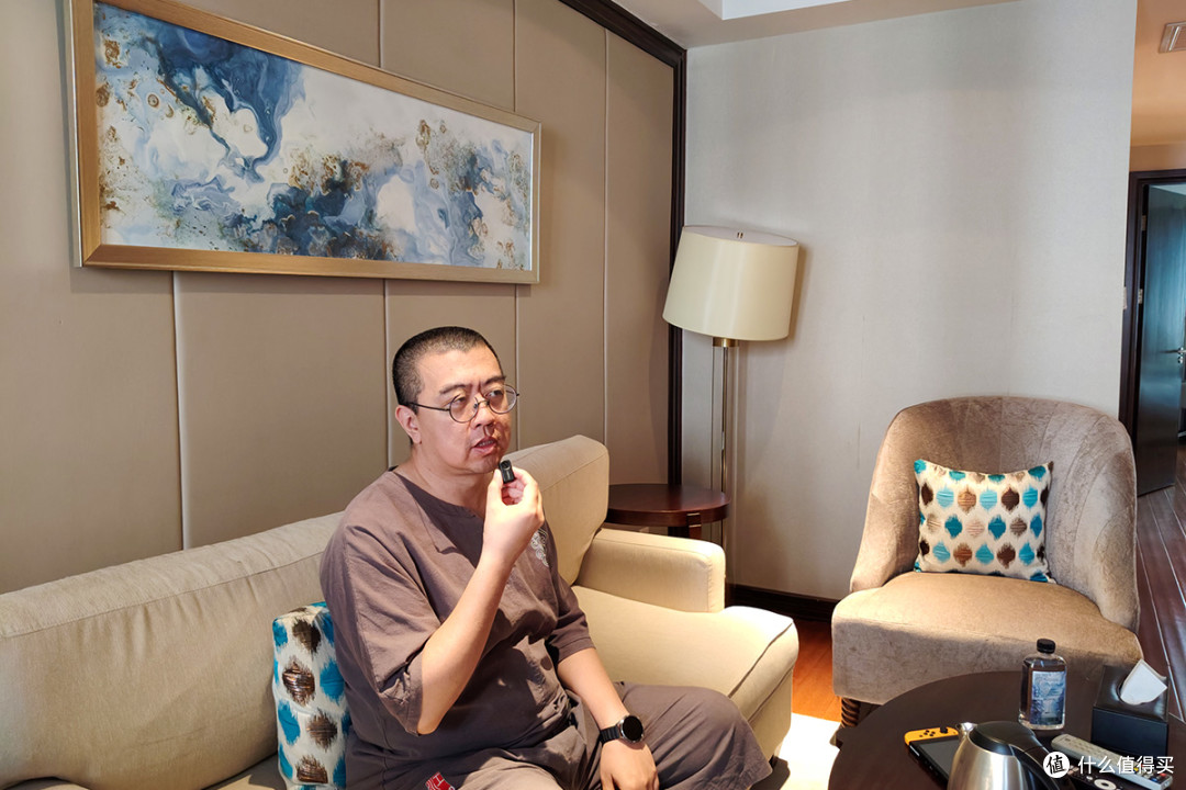 手机拍视频总有杂音？猛玛LARK A2无线麦克风实测AI降噪效果