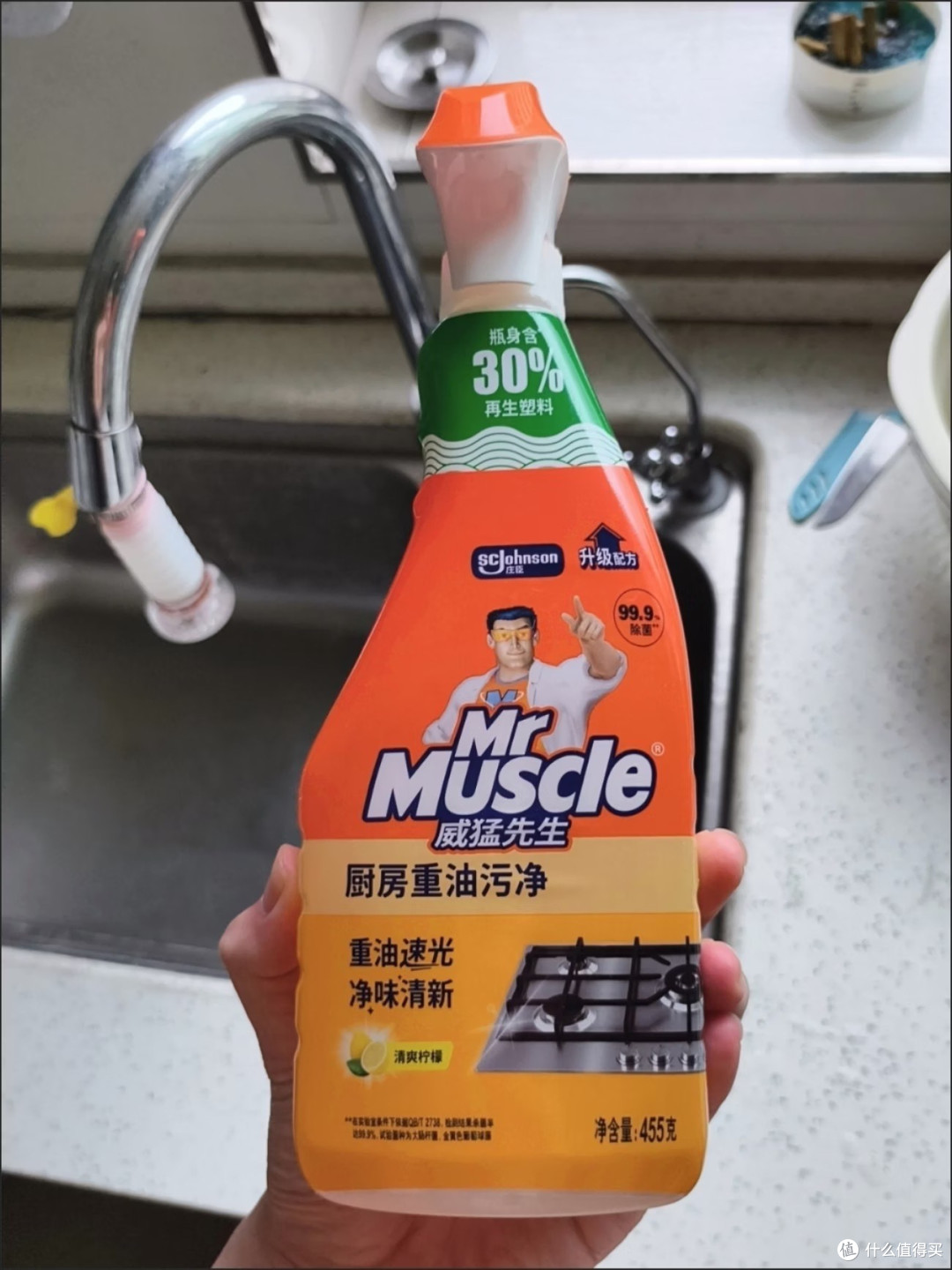 油烟机厚油垢别硬刷,一喷一擦少返工