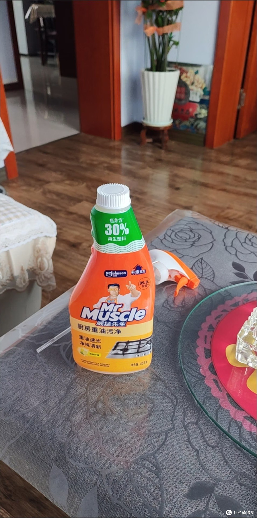 油烟机厚油垢别硬刷,一喷一擦少返工