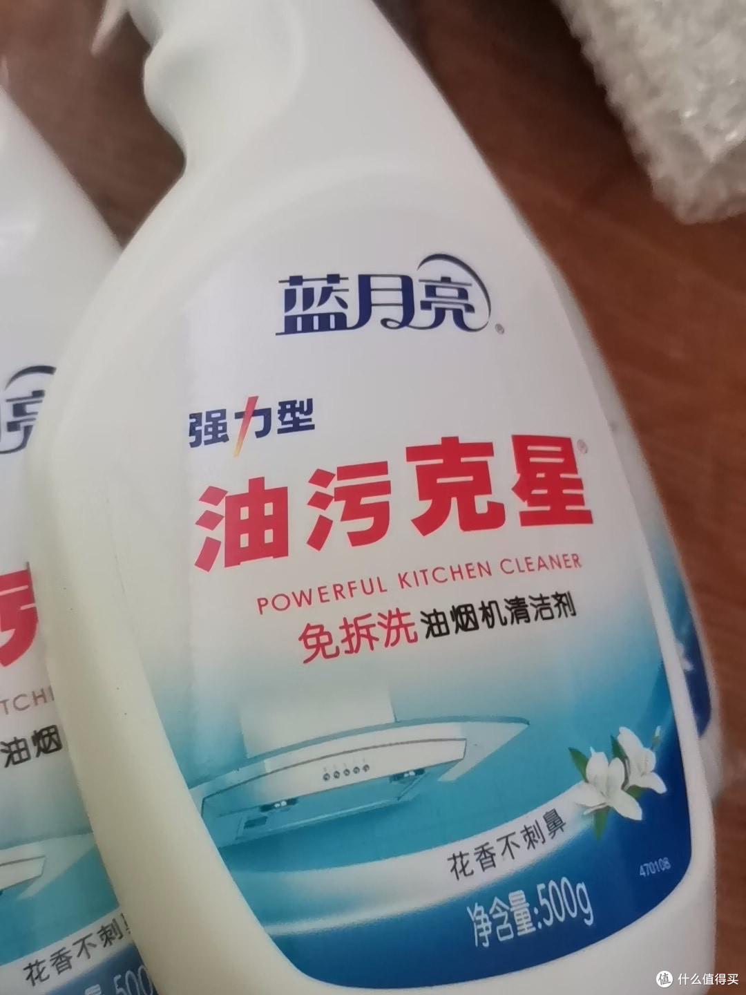 油烟机厚油垢别硬刷,一喷一擦少返工