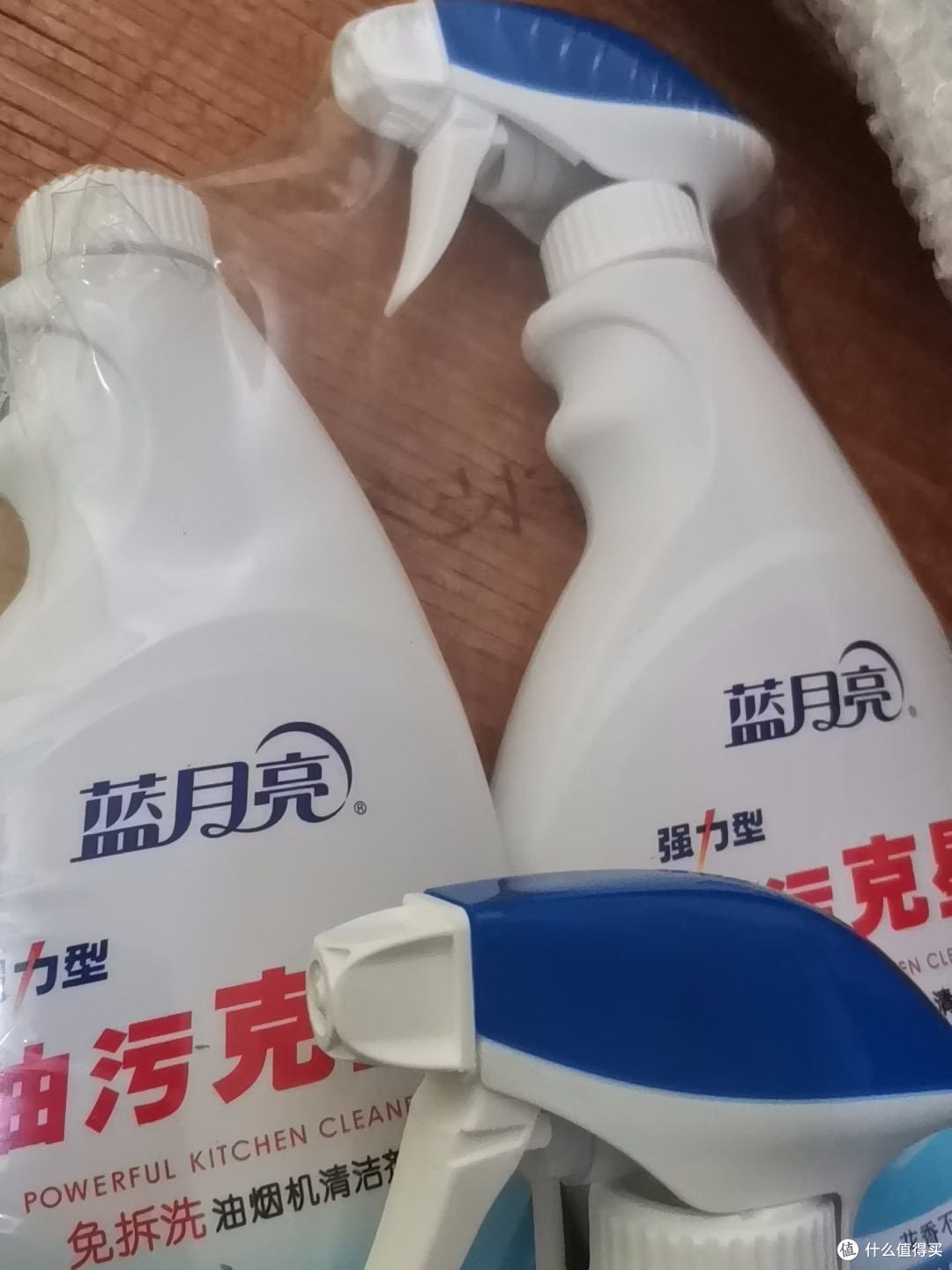 油烟机厚油垢别硬刷,一喷一擦少返工