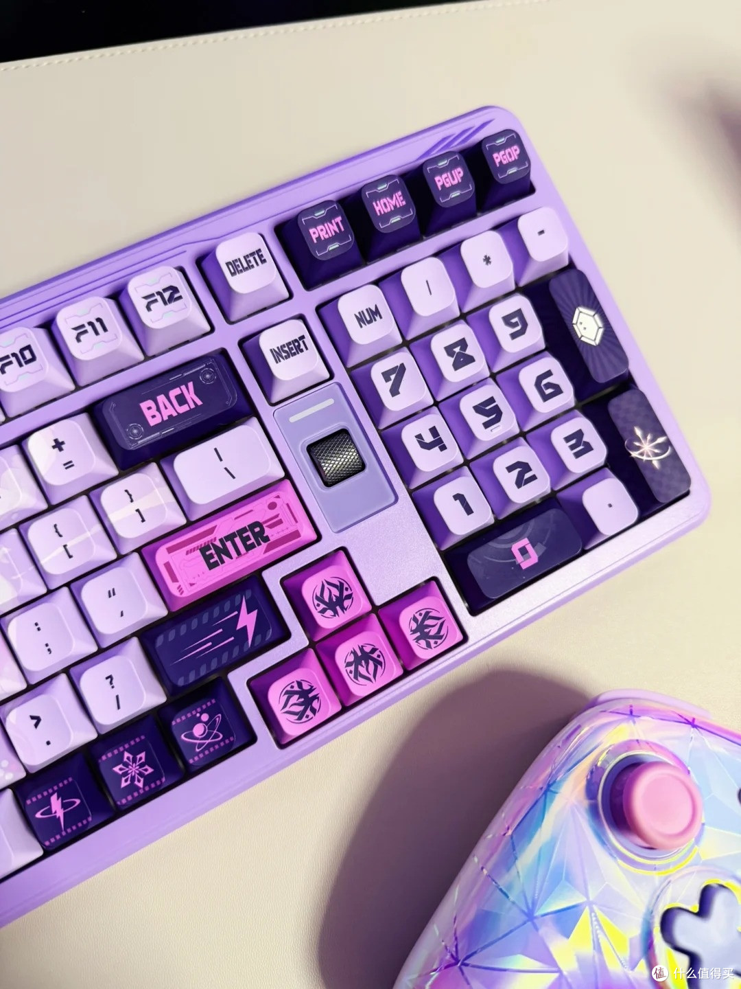 七彩虹青羽98Ultra磁轴键盘,宿舍 FPS 手感天花板,开学桌面体验