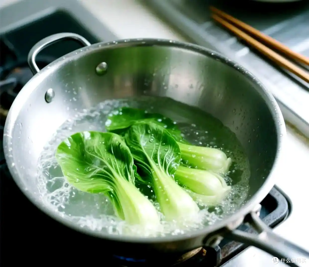 为什么有些菜要 “过油”,有些要 “焯水”?
