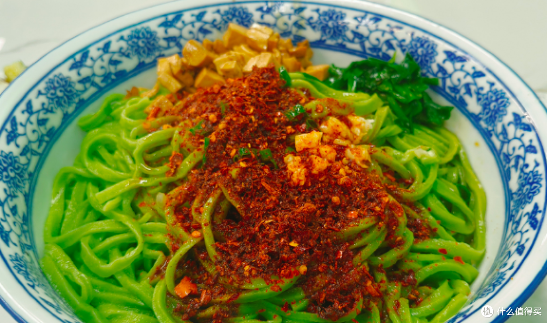 这碗绿面，把我辣得直吸溜，但就是停不下嘴🌶️