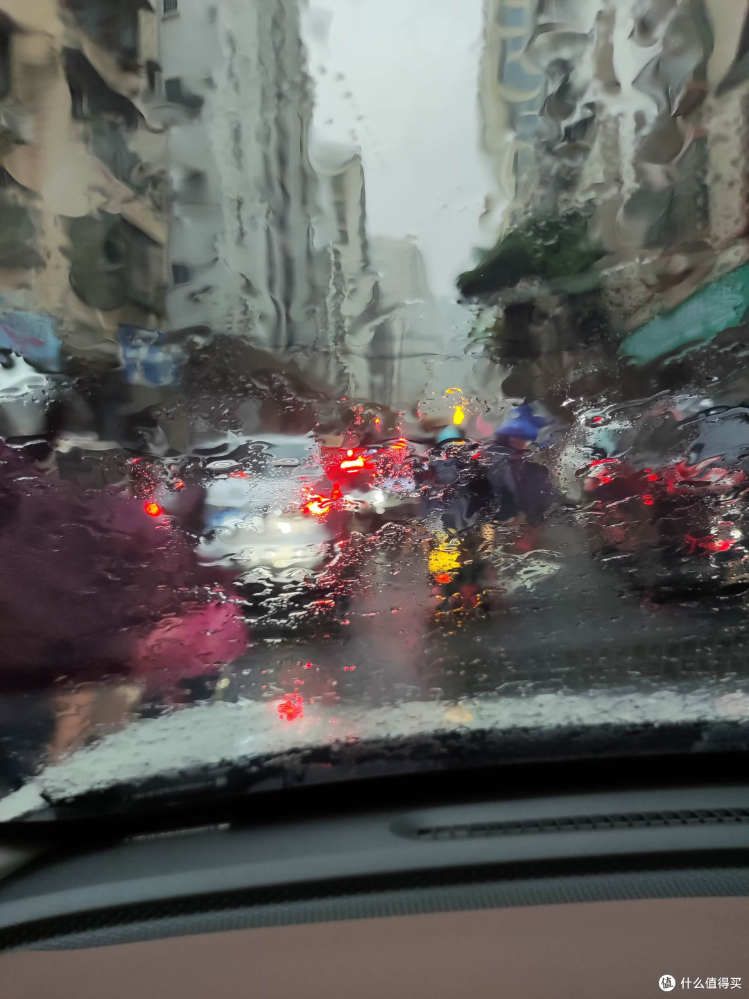 下雨天，别信汽车司机，他们是真的看不见你！