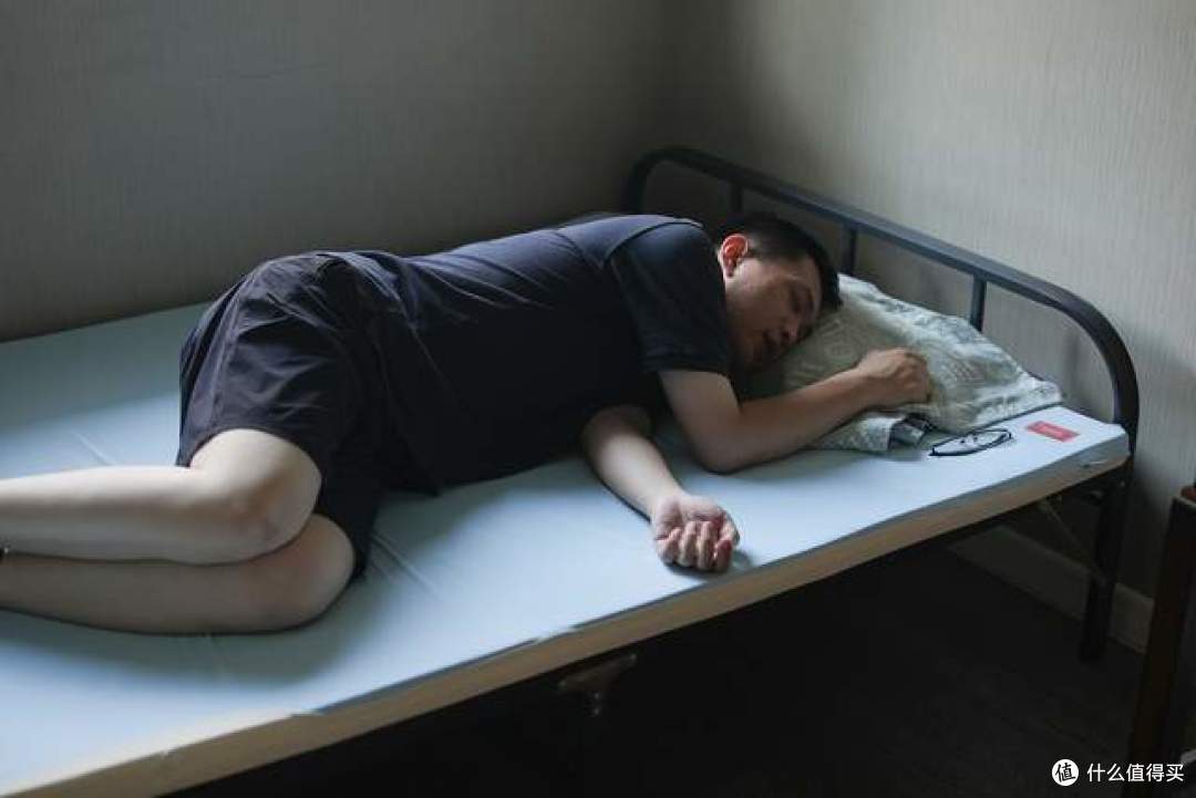打工人出租屋床垫实测,8H小蜗蜗乳胶床垫值得入手吗