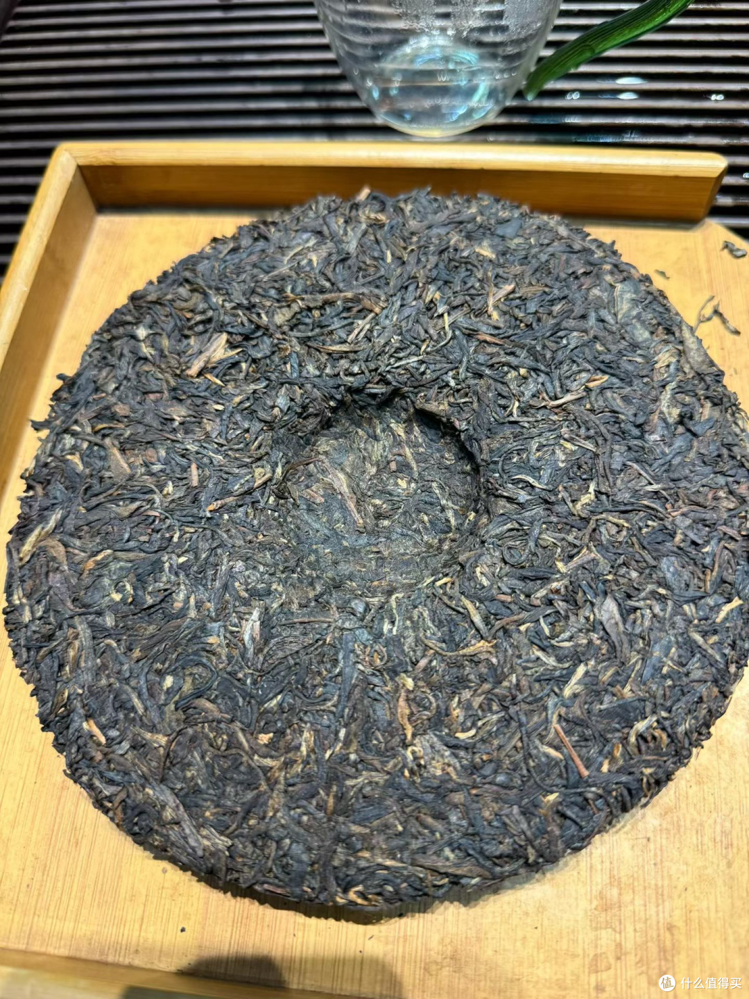 夏日饮茶,一饼普洱生茶消解盛夏燥热