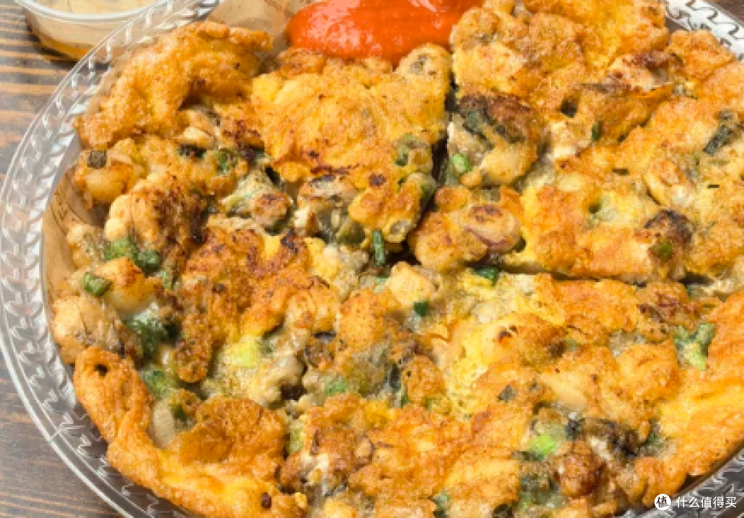 潮汕蚝烙把控用油火候，饼底焦脆蚝肉鲜嫩多汁
