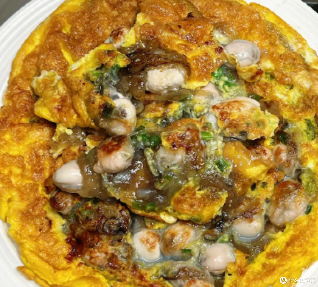 潮汕蚝烙把控用油火候，饼底焦脆蚝肉鲜嫩多汁