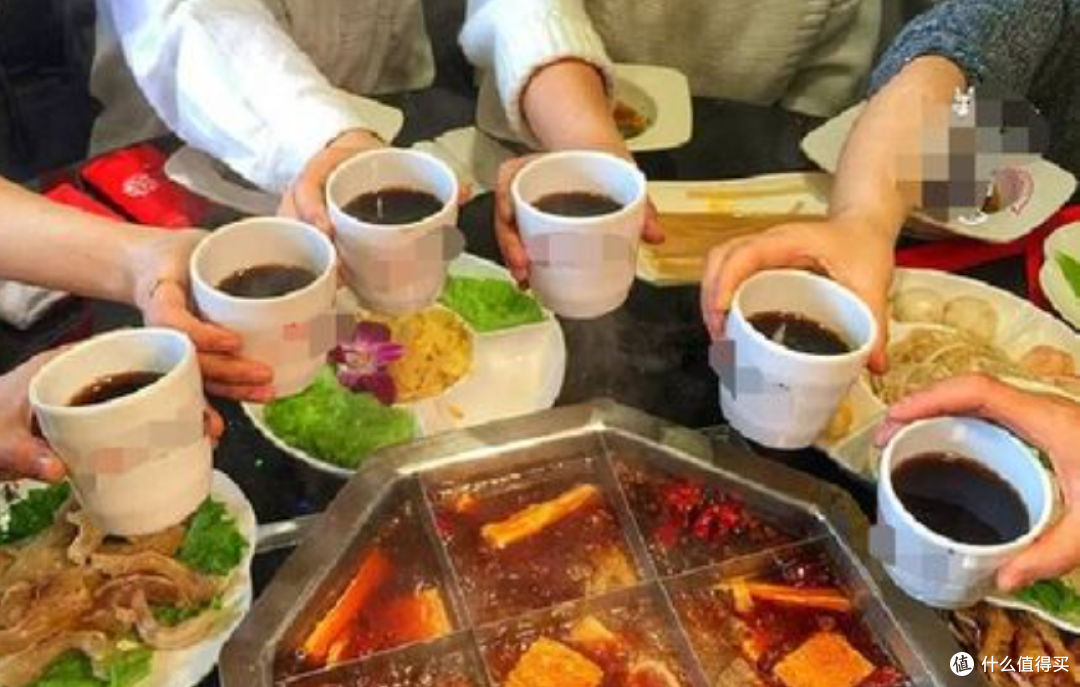 火锅店的酸梅汤免费喝?服务员:成本才5毛,你喝三杯老板还赚!